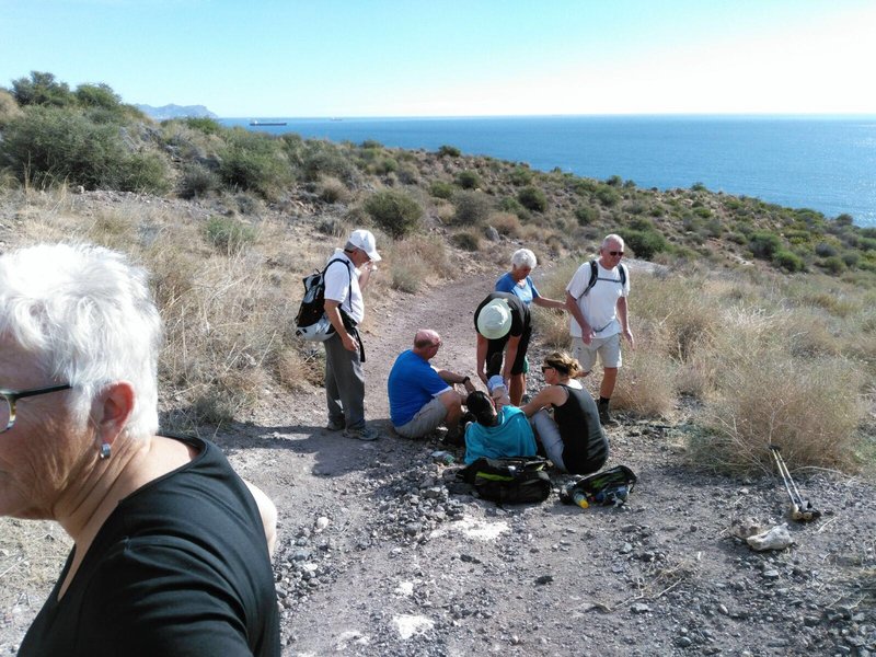 Hier houden mensen van de wandelclub een uur lang mijn been hoog en proberen het bloeden te stoppen.