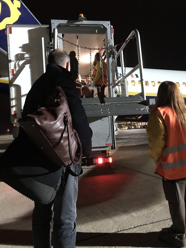 Met de lift het vliegtuig in