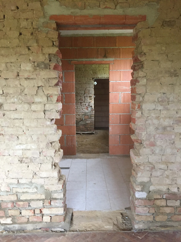 Doorkijk walk-in en badkamer